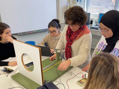 Alumnat de l'Institut Lacetània fa pràctiques de física a la UPC Manresa