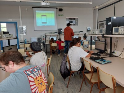 Estudiantado de secundaria se acerca a la programación con un taller organizado por TechLab Manresa con motivo de la CodeWeek