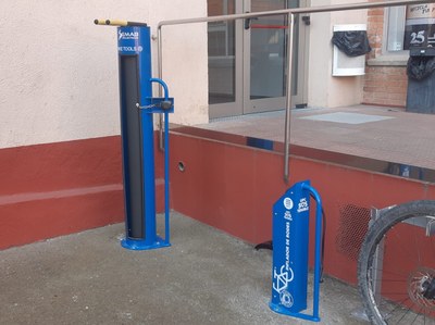 La UPC instala infladores y puntos de autorreparación para bicicletas