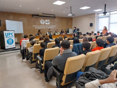 Mujeres de la UPC Manresa hablan de sus inquietudes y experiencias en la mesa redonda 'Las mujeres y la ingeniería' realizada con motivo del 11F