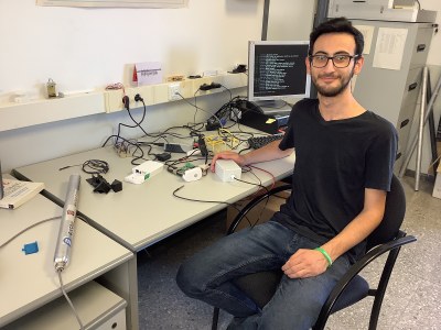 Un estudiante del programa Erasmus realiza prácticas construyendo nodos LoRaWAN
